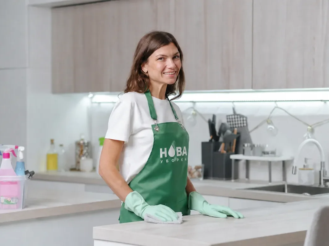 Срочная уборка квартиры в Архангельске — клинер НОВА за работой